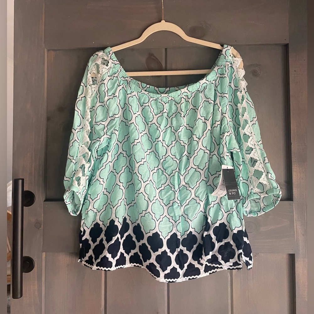 NEW w TAGS 
Crown & Ivy Mint and Navy Blouse